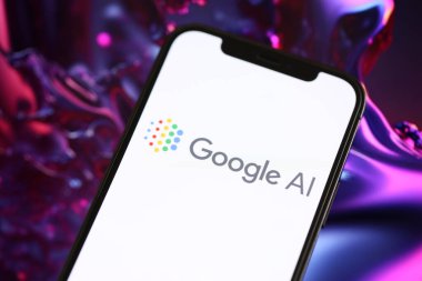 KYIV, UKRAINE - 17 Mart 2024 Google AI logosu iPhone ekranında yapay zeka fütüristik ai 'nin oluşturduğu arkaplan yakın plan görüntüsü