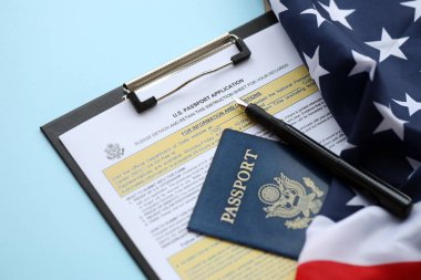 ABD pasaportu için Dışişleri Bakanlığı DS11 başvurusu masada duruyor ve kapatmaya hazır. ABD Pasaport Konsepti ile ilgili işlemler sırasında belgeler