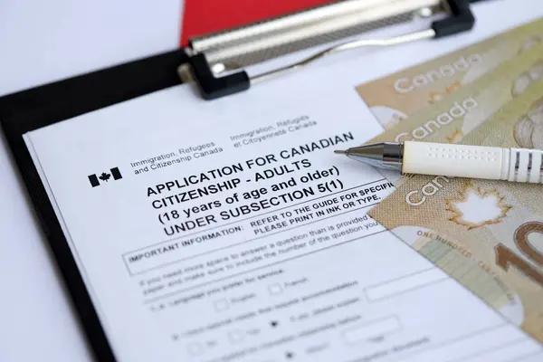 Pedido Cidadania Canadense Para Adultos Mesa Com Contas Caneta Dólar — Fotografia de Stock