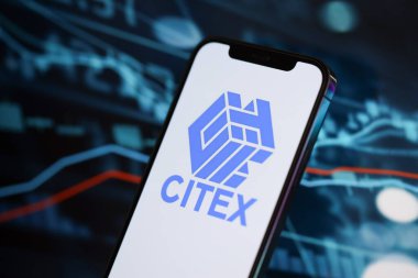 KYIV, UKRAINE - iPhone ekranında 15 Mart 2024 Citex logosu ve kripto para birimi değer grafikleri. Kripto döviz portalı