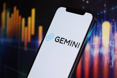 KYIV, UKRAINE - iPhone ekranında 15 Mart 2024 Gemini logosu ve kripto para birimi değer tabloları. Kripto döviz portalı