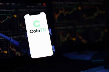 KYIV, UKRAINE - iPhone ekranında 15 Mart 2024 CoinTR logosu ve kripto para birimi değer grafikleri. Kripto döviz portalı