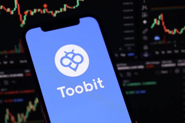 KYIV, UKRAINE - iPhone ekranında 15 Mart 2024 Toobit logosu ve kripto para birimi değer grafikleri. Kripto döviz portalı