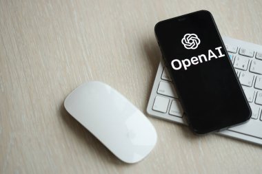 KYIV, UKRAINE - 17 Mart 2024 OpenAI logosu iPhone ekranında elma klavyesi ve fareyle birlikte. Yapay Zeka Motoru