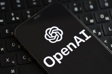 KYIV, UKRAINE - iPhone ekranı ve MacBook klavyesinde 17 Mart 2024 OpenAI logosu. Yapay Zeka Motoru