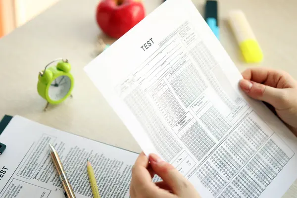 Vrouwelijke Student Handen Testen Oefening Houd Examen Papier Blad Met — Stockfoto