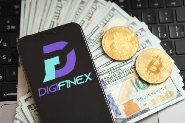 KYIV, UKRAINE - 15 Mart 2024 Digifinex logosu iPhone ekranında dolar ve bitcoin ile MacBook. Kripto döviz portalı