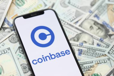 KYIV, UKRAINE - iPhone ekranında 15 Mart 2024 tarihli bozuk para üssü logosu ve yüzlerce dolarlık banknotlar. Kripto döviz portalı