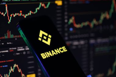 KYIV, UKRAINE - iPhone ekranında 15 Mart 2024 Binance logosu ve kripto para birimi değer grafikleri. Kripto döviz portalı