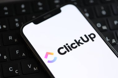 KYIV, UKRAINE - 17 Mart 2024 iPhone ekran ve klavye üzerinde tıklama logosu. Yapay Zeka Motoru