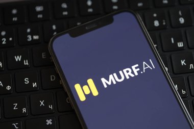 KYIV, UKRAINE - 17 Mart 2024 Murf AI logosu iPhone ekranda ve MacBook klavyesinde. Yapay Zeka Motoru