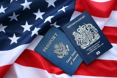 Büyük Britanya pasaportu ve ABD 'nin Amerika Birleşik Devletleri pasaportu kapalı.