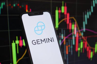 KYIV, UKRAINE - iPhone ekranında 15 Mart 2024 Gemini logosu ve kripto para birimi değer tabloları. Kripto döviz portalı