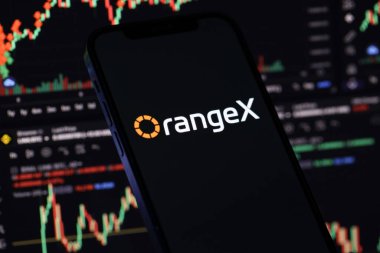 KYIV, UKRAINE - iPhone ekranında 15 Mart 2024 OrangeX logosu ve kripto para birimi değer grafikleri. Kripto döviz portalı