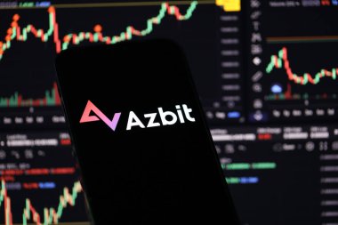 KYIV, UKRAINE - iPhone ekranında 15 Mart 2024 Azbit logosu ve kripto para birimi değer tabloları. Kripto döviz portalı