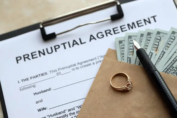 Acordo Pré Nupcial Anel Casamento Mesa Processo Papelada Pré Marital — Fotografia de Stock