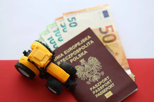 Passaporte Polonês Vermelho Trator Amarelo Dinheiro Euro Bandeira Vermelha Branca — Fotografia de Stock