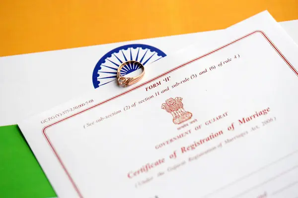 インドの結婚書類の登録証明書とフラグの結婚指輪を閉じる — ストック写真