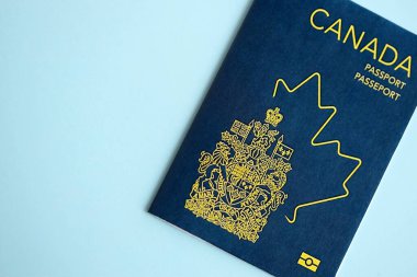 Mavi arka planda Kanada pasaportu. Yakın plan. Turizm ve vatandaşlık kavramı
