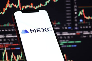 KYIV, UKRAINE - iPhone ekranında 15 Mart 2024 MEXC logosu ve kripto para birimi değer grafikleri. Kripto döviz portalı