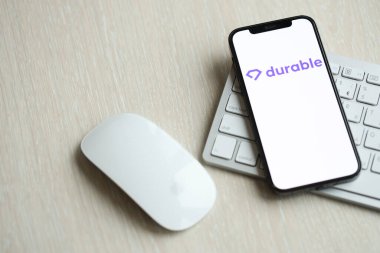 KYIV, UKRAINE - 17 Mart 2024 iPhone ekranında elmalı klavye ve fareli Dayanıklı logo. Yapay Zeka Motoru