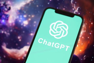 KYIV, UKRAINE - 17 Mart 2024 ChatGPT logosu iPhone ekranında soyut arkaplan
