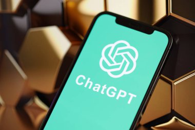 KYIV, UKRAINE - 17 Mart 2024 ChatGPT logosu iPhone ekranında soyut arkaplan
