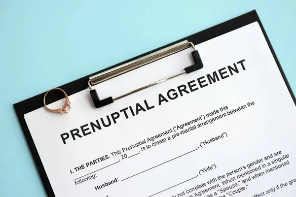 Acuerdo Prenupcial Anillo Bodas Mesa Proceso Papeleo Prematrimonial Cerca —  Fotos de Stock