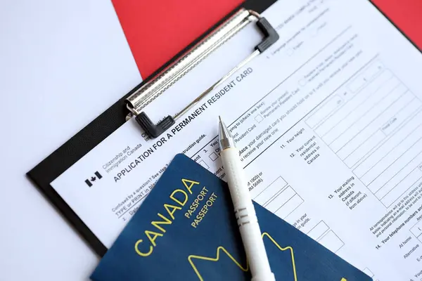Pedido Cartão Residente Permanente Mesa Com Caneta Passaporte Canadense Close — Fotografia de Stock