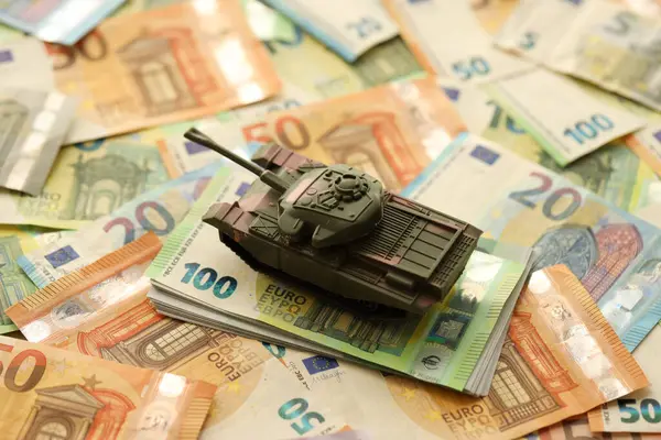 Viele Euro Banknoten Und Panzer Viele Geldscheine Der Europäischen Union lizenzfreie Stockfotos
