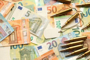 Avro banknotlarında sarı kartuşlar ve mermi kovanları. Avrupa Birliği para birimi ve cephanesi faturaları kapanıyor.