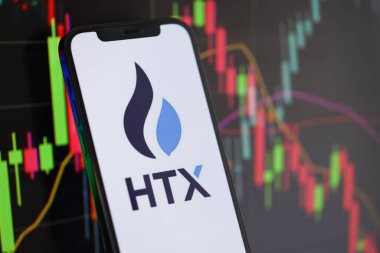 KYIV, UKRAINE - iPhone ekranında 15 Mart 2024 HTX logosu ve kripto para birimi değer grafikleri. Kripto döviz portalı