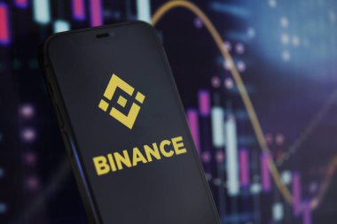 KYIV, UKRAINE - iPhone ekranında 15 Mart 2024 Binance logosu ve kripto para birimi değer grafikleri. Kripto döviz portalı