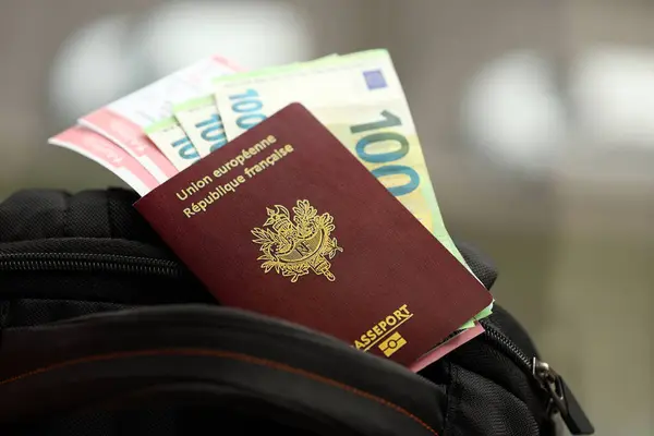 Frans Paspoort Eurobiljetten Met Vliegtickets Rugzak Close — Stockfoto