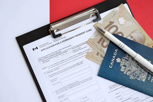 Pedido Cartão Residente Permanente Mesa Com Caneta Passaporte Canadense Com — Fotografia de Stock