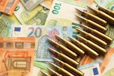 Avro banknotlarında sarı kartuşlar ve mermi kovanları. Avrupa Birliği para birimi ve cephanesi faturaları kapanıyor.