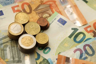 Bir sürü Avrupa Avrosu para ve bozuk para. Avrupa Birliği para biriminin çok sayıda banknotu