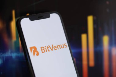 KYIV, UKRAINE - iPhone ekranında 15 Mart 2024 Bitvenus logosu ve kripto para birimi değer grafikleri. Kripto döviz portalı