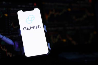 KYIV, UKRAINE - iPhone ekranında 15 Mart 2024 Gemini logosu ve kripto para birimi değer tabloları. Kripto döviz portalı