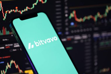 KYIV, UKRAINE - iPhone ekranında 15 Mart 2024 Bitvavo logosu ve kripto para birimi değer tabloları. Kripto döviz portalı