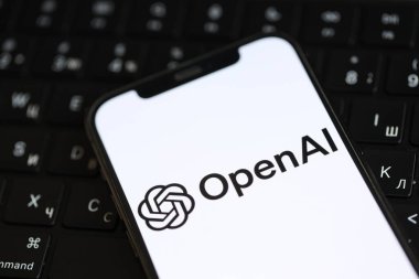 KYIV, UKRAINE - iPhone ekranı ve MacBook klavyesinde 17 Mart 2024 OpenAI logosu. Yapay Zeka Motoru