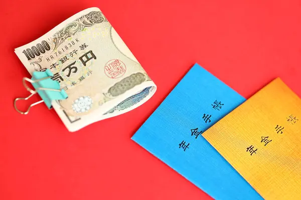 Japanska Pensionsförsäkring Broschyrer Bordet Med Yen Pengar Räkningar Blå Och Royaltyfria Stockbilder