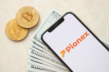 KYIV, UKRAINE - 15 Mart 2024 Pionex logosu iPhone ekranında dolar ve bitcoin ile. Kripto döviz portalı