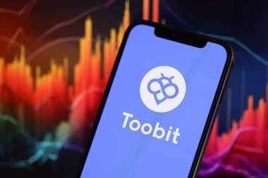 KYIV, UKRAINE - iPhone ekranında 15 Mart 2024 Toobit logosu ve kripto para birimi değer grafikleri. Kripto döviz portalı