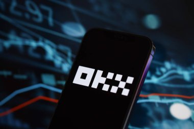 KYIV, UKRAINE - iPhone ekranında 15 Mart 2024 OKX logosu ve kripto para birimi değer grafikleri. Kripto döviz portalı