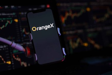 KYIV, UKRAINE - iPhone ekranında 15 Mart 2024 OrangeX logosu ve kripto para birimi değer grafikleri. Kripto döviz portalı