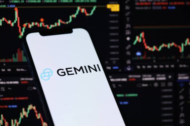 KYIV, UKRAINE - iPhone ekranında 15 Mart 2024 Gemini logosu ve kripto para birimi değer tabloları. Kripto döviz portalı
