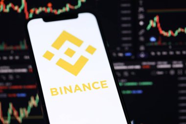 KYIV, UKRAINE - iPhone ekranında 15 Mart 2024 Binance logosu ve kripto para birimi değer grafikleri. Kripto döviz portalı