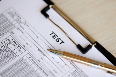 Öğrenciler için boş eğitim sınavı kalemi yakın bir şekilde sınıftaki masada yatıyor.