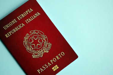 Mavi arka planda İtalyan pasaportu. Yakın plan. Turizm ve vatandaşlık kavramı